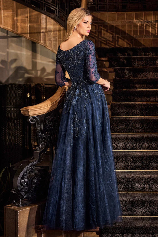 High neckline, three-quarter sleeves & closed back