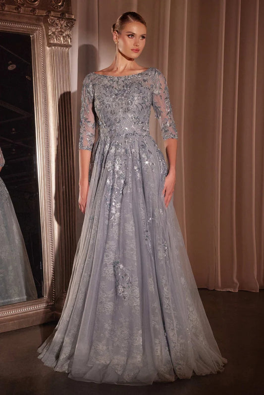 High neckline, three-quarter sleeves & closed back
